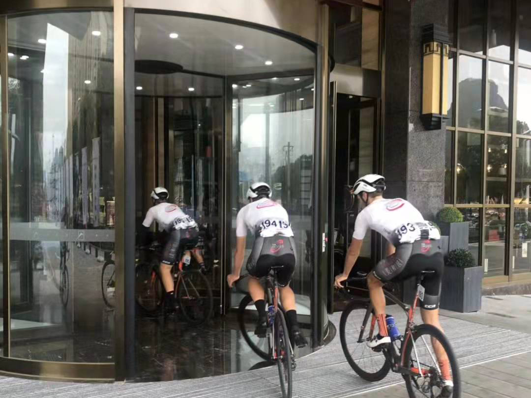 两翼旋转门安装案例