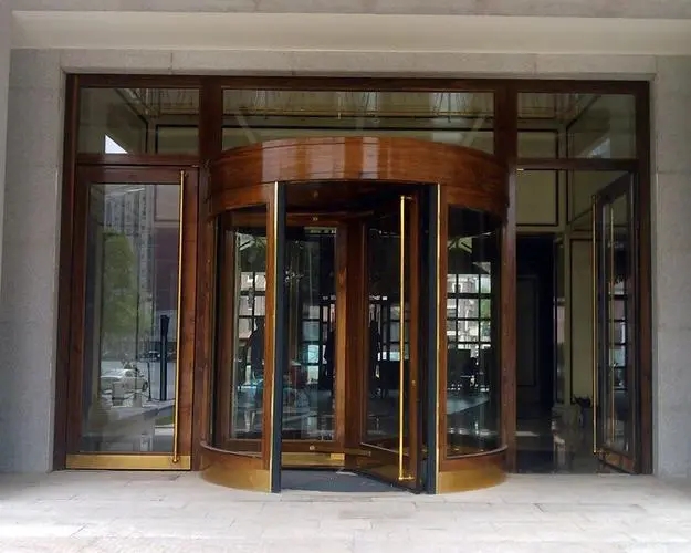 酒店旋转门边上的小门两面都能开吗