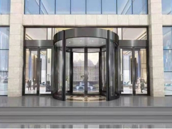 自动旋转门给人们带来便利